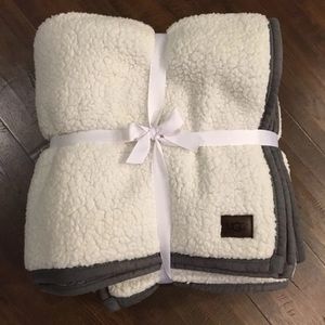 Like-New UGG Sherpa Blanket
